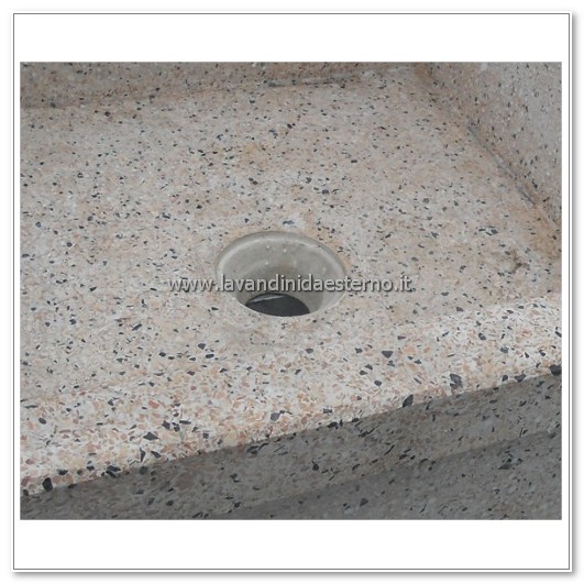 dettaglio foro di scarico acquaio in graniglia levigata 114