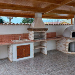 Cucina da Esterno con Forno a Legna e Barbecue